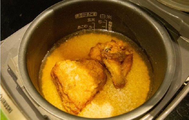 Cơm gà KFC nấu bằng nồi cơm điện theo công thức DIY: Trong cái khó ló cái khôn hay là sự kết hợp không thể hiểu nổi? - Ảnh 3.