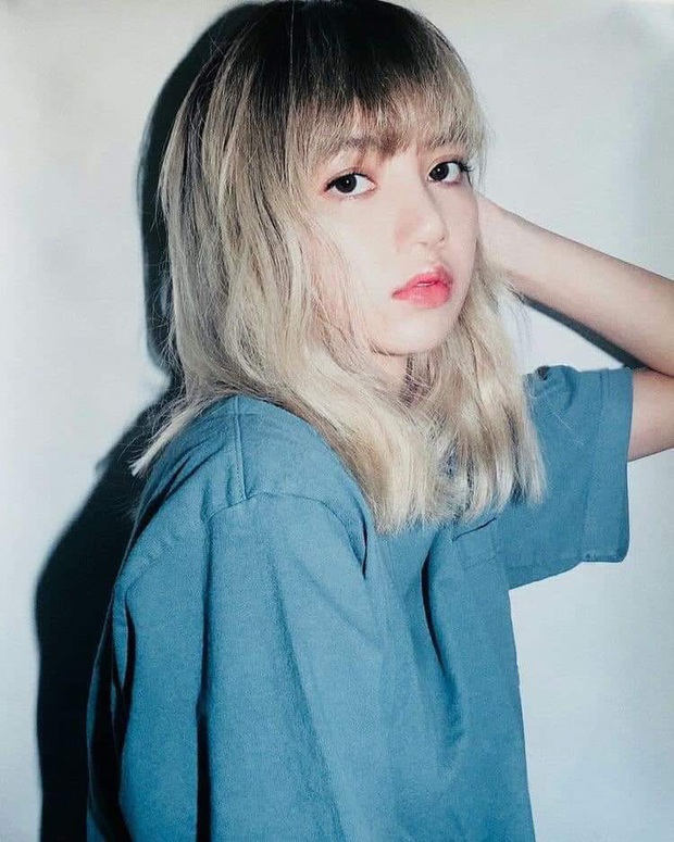 Duyên Âm của Hoàng Thuỳ Linh rất dân gian nhưng lại Kpop: khéo chọn bé Sa giống y hệt Lisa (BLACKPINK), đi giày hoa cúc của GD quẩy như thật - Ảnh 11. Duyên Âm của Hoàng Thuỳ Linh rất dân gian nhưng lại Kpop: khéo chọn bé Sa giống y hệt Lisa (BLACKPINK), đi giày hoa cúc của GD quẩy như thật - Ảnh 11.