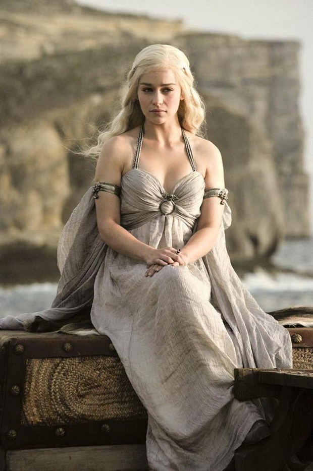 Hành trình Mẹ Rồng Emilia Clarke khi từ mỹ nhân lộ ngực gây sốc thành nữ hoàng rom-com mới - Ảnh 3.