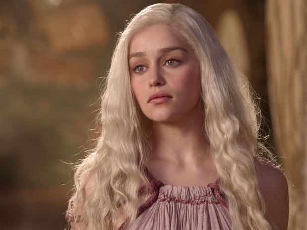 Hành trình Mẹ Rồng Emilia Clarke khi từ mỹ nhân lộ ngực gây sốc thành nữ hoàng rom-com mới - Ảnh 2.