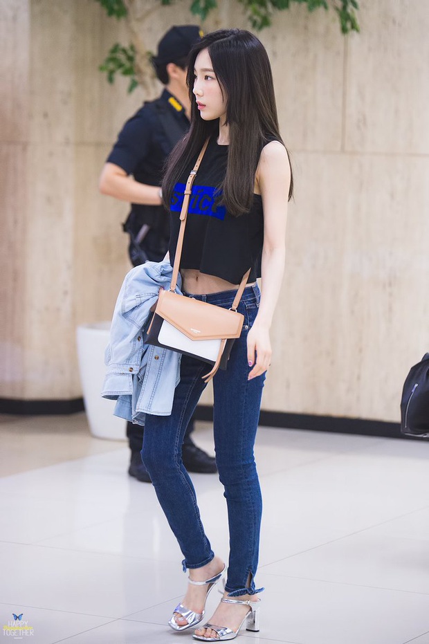 Thì ra tủ đồ của sao Hàn luôn có crop top thun đen, kiểu áo đơn giản nhưng có “ngàn lẻ một” cách mix đồ - Ảnh 9. Thì ra tủ đồ của sao Hàn luôn có crop top thun đen, kiểu áo đơn giản nhưng có “ngàn lẻ một” cách mix đồ - Ảnh 9.