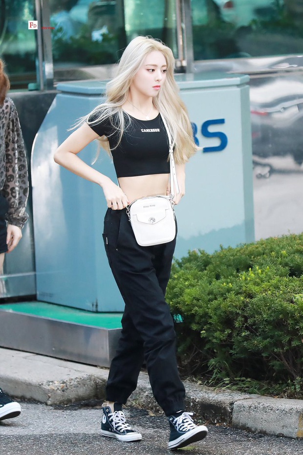 Thì ra tủ đồ của sao Hàn luôn có crop top thun đen, kiểu áo đơn giản nhưng có “ngàn lẻ một” cách mix đồ - Ảnh 8. Thì ra tủ đồ của sao Hàn luôn có crop top thun đen, kiểu áo đơn giản nhưng có “ngàn lẻ một” cách mix đồ - Ảnh 8.