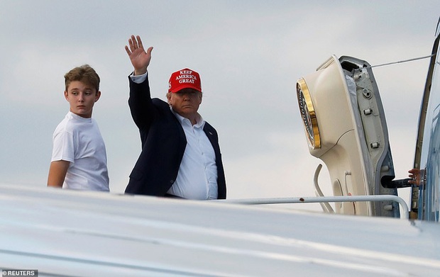Gia đình Tổng thống Mỹ quay trở lại sau kỳ nghỉ lễ, Barron Trump gây thương nhớ với vẻ ngoài lạnh lùng, sở hữu góc nghiêng thần thánh - Ảnh 1.