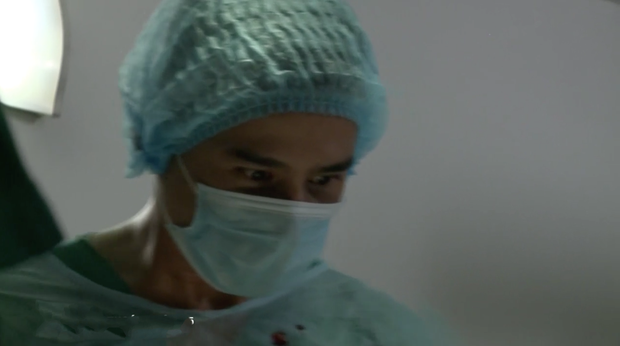 Bác sĩ Minh sợ nghiệp quật tới mức phẫu thuật lộn tiệm: Sơ sót khiến bệnh nhân toé máu ở tập 25 Không Lối Thoát - Ảnh 9.