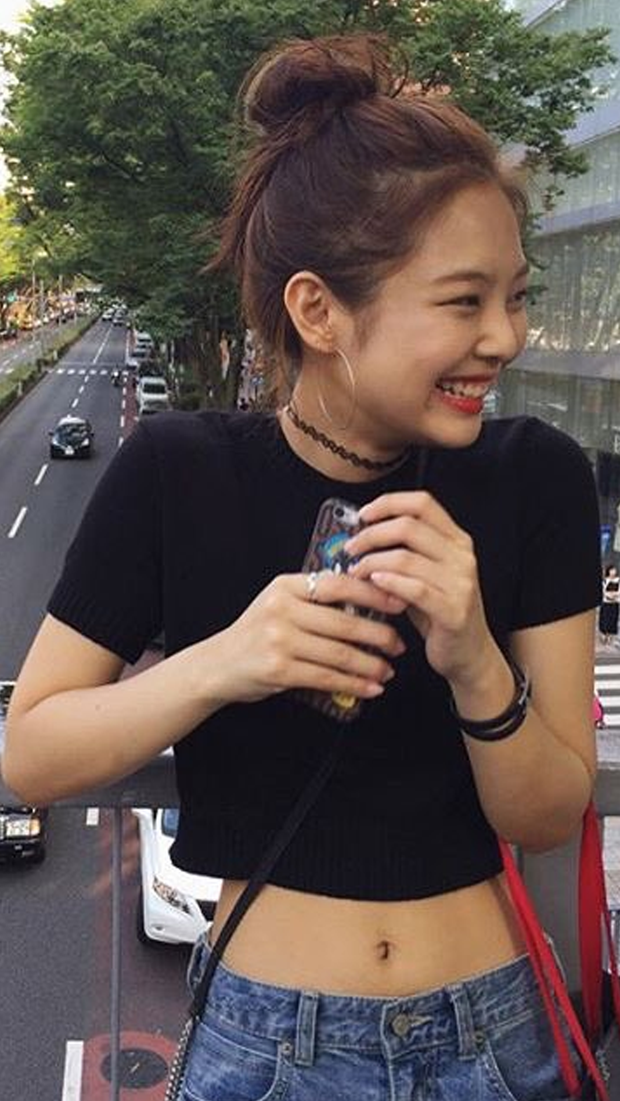 Thì ra tủ đồ của sao Hàn luôn có crop top thun đen, kiểu áo đơn giản nhưng có “ngàn lẻ một” cách mix đồ - Ảnh 6. Thì ra tủ đồ của sao Hàn luôn có crop top thun đen, kiểu áo đơn giản nhưng có “ngàn lẻ một” cách mix đồ - Ảnh 6.