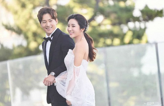 Hé lộ ảnh cưới em trai Kim Tae Hee với VĐV nhà YG: Chú rể đã soái, nhan sắc cô dâu còn gây bất ngờ hơn - Ảnh 4.