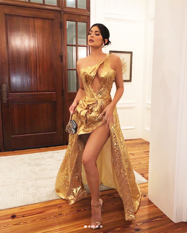 13 lần chị em nhà Kardashian gây nổ Hollywood năm 2019: Kim - Kendall hở nhức mắt, Kylie gây bão ở hôn lễ Justin - Ảnh 6.