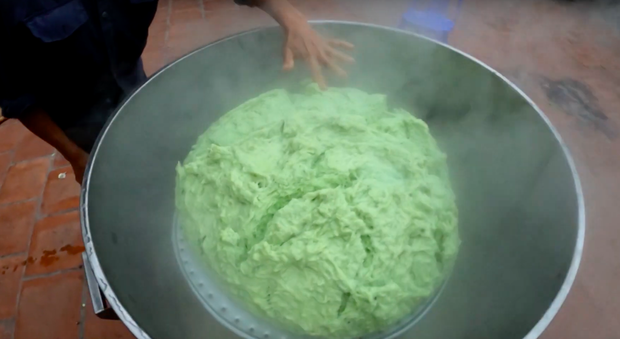 Ngầm thay đổi cách làm sau khi bị “la ó” lần trước, bà Tân Vlog cho ra đời chiếc bánh bao lá dứa đúng công thức nhưng lại có hình thù khó hiểu - Ảnh 10.