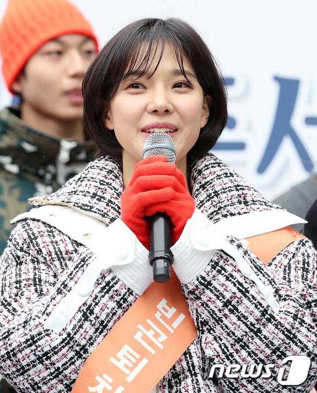 Mỹ nhân cười đẹp nhất xứ Hàn đụng độ minh tinh Nàng Dae Jang Geum ở sự kiện: Lôi thôi sao vẫn được khen thế này? - Ảnh 12.