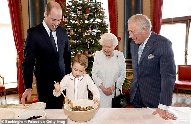 Cả 4 thế hệ của Hoàng gia Anh tề tựu trong cùng một bức ảnh nhưng mọi sự chú ý đều dành cho tiểu Hoàng tử Geogre - Ảnh 1.