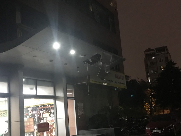Người dân kể lại giây phút kinh hoàng khi phát hiện người phụ nữ trầm cảm rơi từ tầng cao toà chung cư xuống đất tử vong - Ảnh 4. Người dân kể lại giây phút kinh hoàng khi phát hiện người phụ nữ trầm cảm rơi từ tầng cao toà chung cư xuống đất tử vong - Ảnh 4.