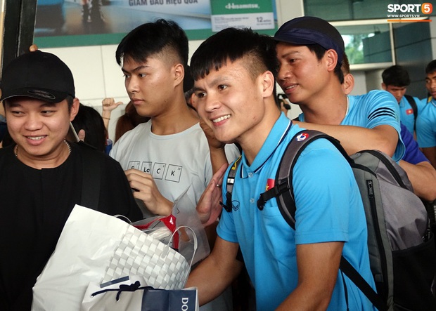 U23 Việt Nam về nước: Hà Đức Chinh làm sân bay náo loạn, Quang Hải mệt vì cười nhiều - Ảnh 5. U23 Việt Nam về nước: Hà Đức Chinh làm sân bay náo loạn, Quang Hải mệt vì cười nhiều - Ảnh 5.