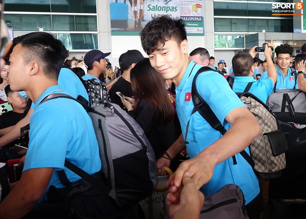 U23 Việt Nam về nước: Hà Đức Chinh làm sân bay náo loạn, Quang Hải mệt vì cười nhiều - Ảnh 8. U23 Việt Nam về nước: Hà Đức Chinh làm sân bay náo loạn, Quang Hải mệt vì cười nhiều - Ảnh 8.