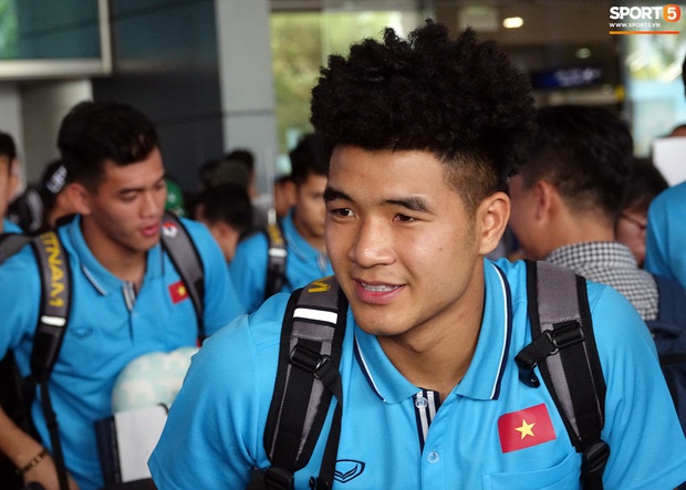 U23 Việt Nam về nước: Hà Đức Chinh làm sân bay náo loạn, Quang Hải mệt vì cười nhiều - Ảnh 2. U23 Việt Nam về nước: Hà Đức Chinh làm sân bay náo loạn, Quang Hải mệt vì cười nhiều - Ảnh 2.