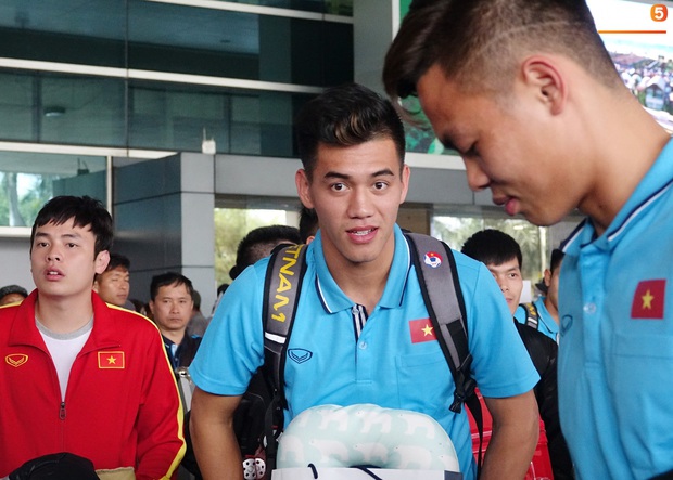 U23 Việt Nam về nước: Hà Đức Chinh làm sân bay náo loạn, Quang Hải mệt vì cười nhiều - Ảnh 15. U23 Việt Nam về nước: Hà Đức Chinh làm sân bay náo loạn, Quang Hải mệt vì cười nhiều - Ảnh 15.