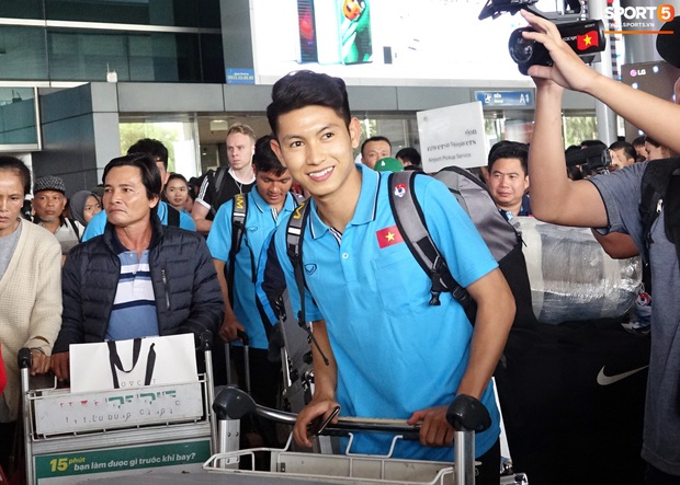 U23 Việt Nam về nước: Hà Đức Chinh làm sân bay náo loạn, Quang Hải mệt vì cười nhiều - Ảnh 13. U23 Việt Nam về nước: Hà Đức Chinh làm sân bay náo loạn, Quang Hải mệt vì cười nhiều - Ảnh 13.