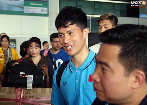 U23 Việt Nam về nước: Hà Đức Chinh làm sân bay náo loạn, Quang Hải mệt vì cười nhiều - Ảnh 11. U23 Việt Nam về nước: Hà Đức Chinh làm sân bay náo loạn, Quang Hải mệt vì cười nhiều - Ảnh 11.