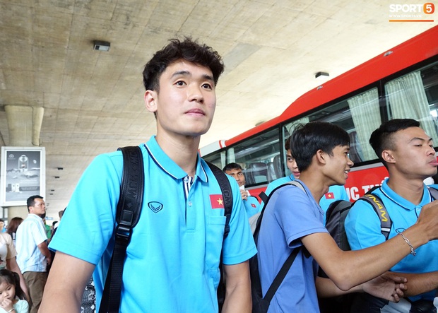 U23 Việt Nam về nước: Hà Đức Chinh làm sân bay náo loạn, Quang Hải mệt vì cười nhiều - Ảnh 12. U23 Việt Nam về nước: Hà Đức Chinh làm sân bay náo loạn, Quang Hải mệt vì cười nhiều - Ảnh 12.