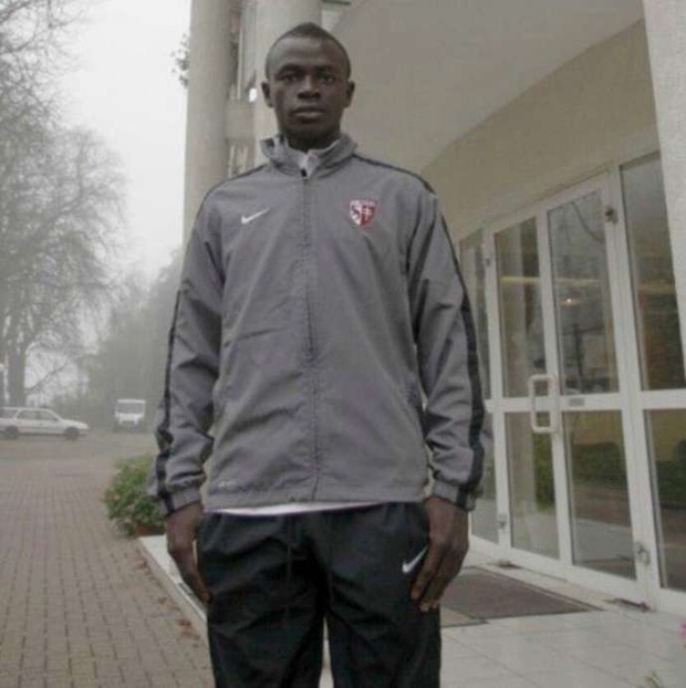 Sadio Mane và hành trình 10 năm từ đôi giày rách nát đến ngôi sao bóng đá rộng lượng nhất thế gian: Nhà lầu xe hơi chẳng màng, chỉ thích giúp đỡ dân làng - Ảnh 1.