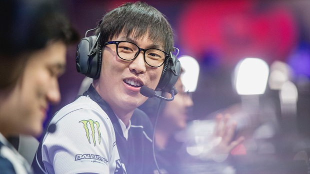 Doublelift - LMHT khó hơn DOTA 2 về kỹ năng điều khiển tướng nhưng cách di chuyển lại dễ hơn nhiều - Ảnh 2. Doublelift - LMHT khó hơn DOTA 2 về kỹ năng điều khiển tướng nhưng cách di chuyển lại dễ hơn nhiều - Ảnh 2.