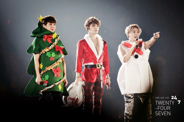 Idol Hàn lên đồ Giáng Sinh: Orange Caramel đi vào huyện thoại; gây sốc nhất là Jinhwan, Jonghyun - Ảnh 5. Idol Hàn lên đồ Giáng Sinh: Orange Caramel đi vào huyện thoại; gây sốc nhất là Jinhwan, Jonghyun - Ảnh 5.