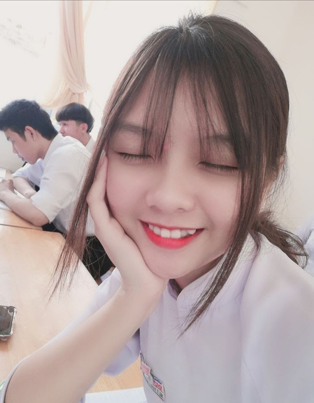 Được Thầy giáo Ba vô tình ngắm trúng, cô bé Nhung 2k5 nổi hơn cồn chỉ sau một đêm - Ảnh 1. Được Thầy giáo Ba vô tình ngắm trúng, cô bé Nhung 2k5 nổi hơn cồn chỉ sau một đêm - Ảnh 1.