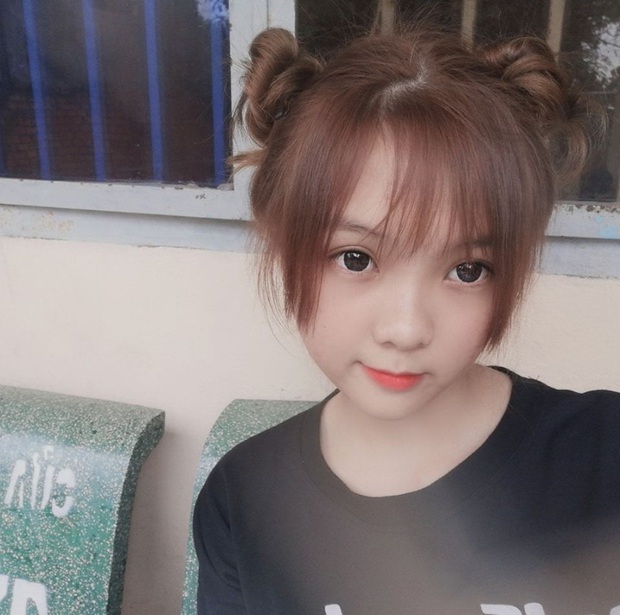 Được Thầy giáo Ba vô tình ngắm trúng, cô bé Nhung 2k5 nổi hơn cồn chỉ sau một đêm - Ảnh 4. Được Thầy giáo Ba vô tình ngắm trúng, cô bé Nhung 2k5 nổi hơn cồn chỉ sau một đêm - Ảnh 4.