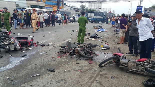 Nhìn lại những vụ TNGT kinh hoàng năm 2019: Nữ lao công chết thảm trên đường Láng Hạ, 15 người thương vong trên đường viếng nghĩa trang - Ảnh 4. Nhìn lại những vụ TNGT kinh hoàng năm 2019: Nữ lao công chết thảm trên đường Láng Hạ, 15 người thương vong trên đường viếng nghĩa trang - Ảnh 4.