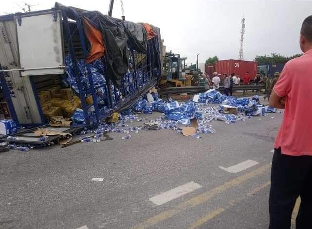 Nhìn lại những vụ TNGT kinh hoàng năm 2019: Nữ lao công chết thảm trên đường Láng Hạ, 15 người thương vong trên đường viếng nghĩa trang - Ảnh 30. Nhìn lại những vụ TNGT kinh hoàng năm 2019: Nữ lao công chết thảm trên đường Láng Hạ, 15 người thương vong trên đường viếng nghĩa trang - Ảnh 30.
