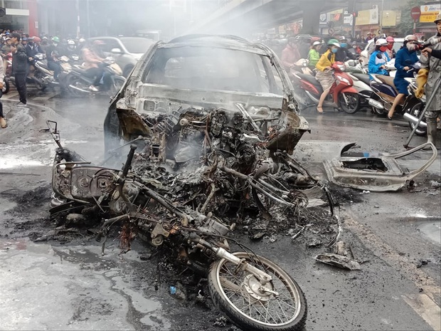 Nhìn lại những vụ TNGT kinh hoàng năm 2019: Nữ lao công chết thảm trên đường Láng Hạ, 15 người thương vong trên đường viếng nghĩa trang - Ảnh 38. Nhìn lại những vụ TNGT kinh hoàng năm 2019: Nữ lao công chết thảm trên đường Láng Hạ, 15 người thương vong trên đường viếng nghĩa trang - Ảnh 38.