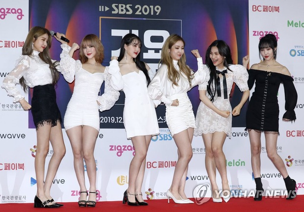 Siêu thảm đỏ SBS Gayo Daejun: BTS và GOT7 lồng lộn, TWICE và GFriend lột xác sexy, MAMAMOO xòe giữa quân đoàn idol - Ảnh 18.