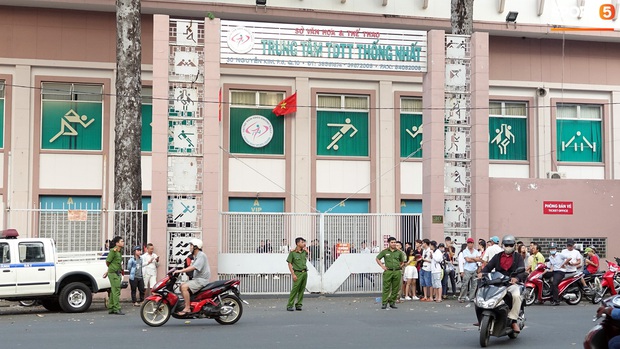 U23 Việt Nam được lực lượng an ninh bảo vệ kỹ càng nhưng thầy Park vẫn sốt ruột vì tắc đường - Ảnh 1.