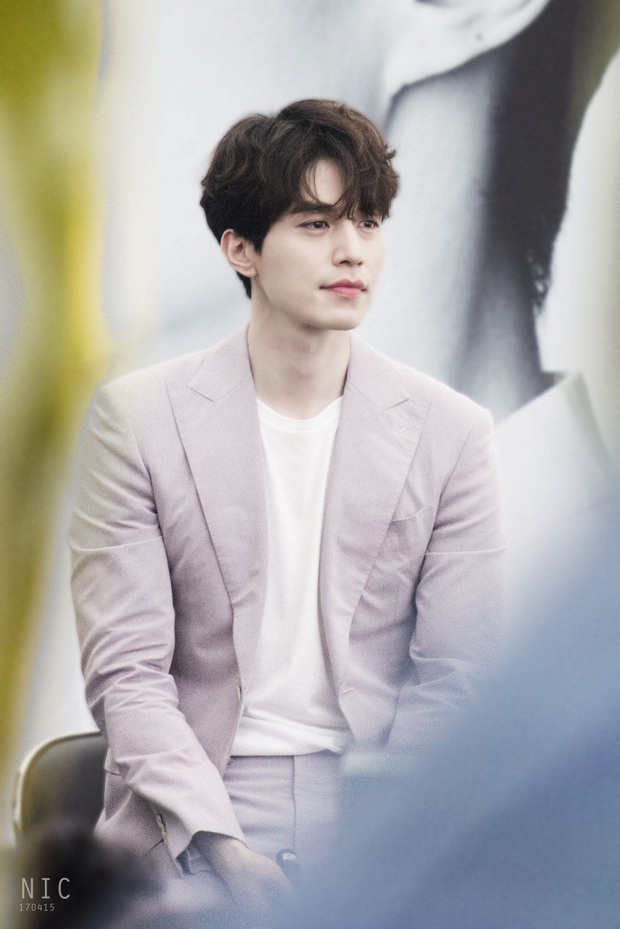 Hình ảnh nhan sắc Lee Dong Wook 18 tuổi và sau 2 thập kỷ gây bão mạng Việt hôm nay: Đúng là yêu tinh đời thực! - Ảnh 2.