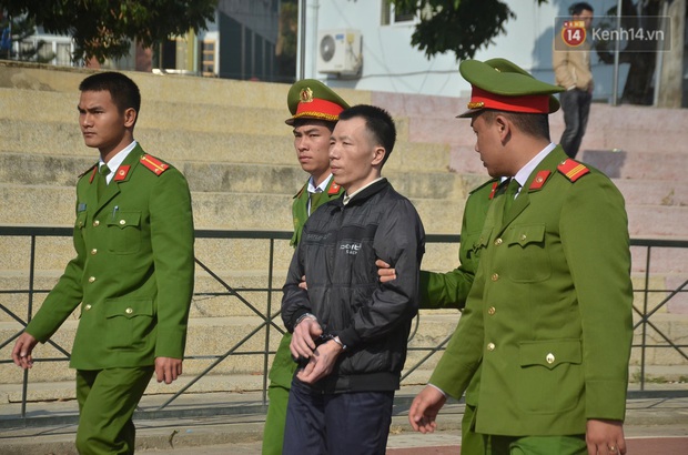 Xét xử thảm án nữ sinh giao gà: Bùi Thị Kim Thu run lẩy bẩy đứng trước vành móng ngựa, liên tục kêu oan - Ảnh 27.