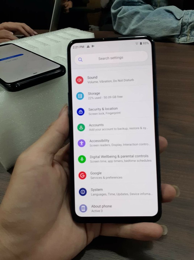 Bất ngờ lộ diện điện thoại Vsmart mới: Camera thò thụt khác biệt, màn hình không khuyết tật - Ảnh 2.
