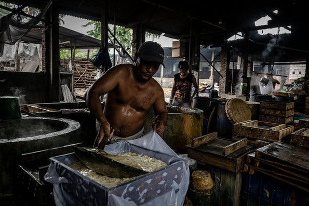 Đậu phụ nhiễm độc ở Indonesia: Món ăn rẻ tiền được sản xuất từ rác thải nhựa của Mỹ chứa hóa chất gây chết người khiến ai cũng rùng mình - Ảnh 1.