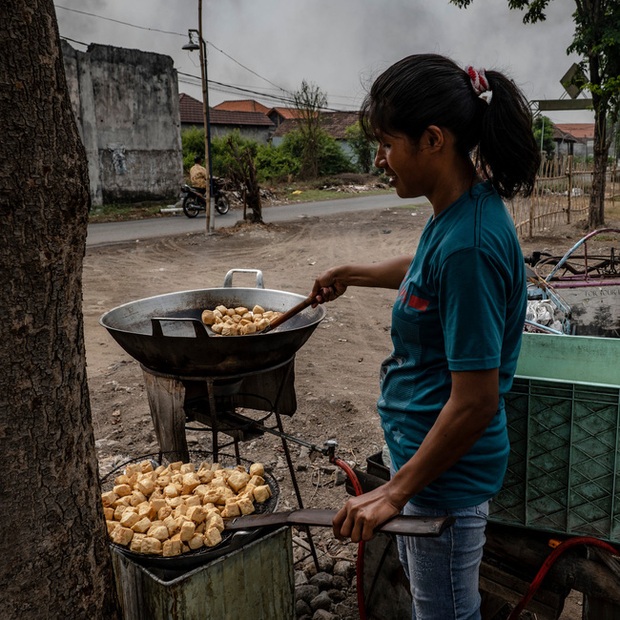 Đậu phụ nhiễm độc ở Indonesia: Món ăn rẻ tiền được sản xuất từ rác thải nhựa của Mỹ chứa hóa chất gây chết người khiến ai cũng rùng mình - Ảnh 5.