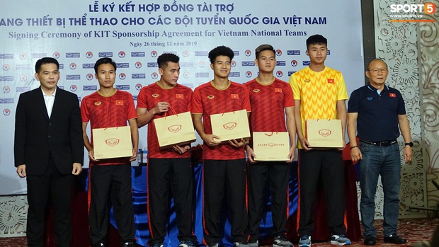 Thiếu vắng trợ lý ngôn ngữ, HLV Park Hang-seo không hiểu ý rồi từ chối nhận quà khiến nhà tài trợ Thái Lan đứng hình - Ảnh 3.