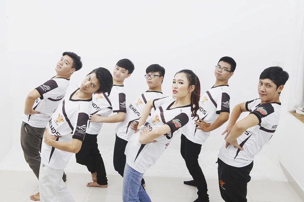 Streamer Chichi ôn lại kỷ niệm thời oanh liệt của FFQ, giờ mỗi người một ngả, chỉ thầy Ba là thành huyền thoại - Ảnh 1. Streamer Chichi ôn lại kỷ niệm thời oanh liệt của FFQ, giờ mỗi người một ngả, chỉ thầy Ba là thành huyền thoại - Ảnh 1.