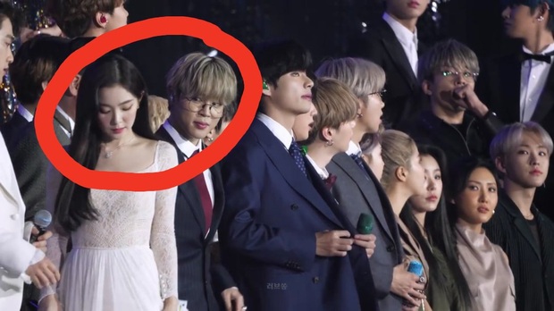Bắt quả tang Jimin (BTS) cứ dõi theo từng cử chỉ của Irene (Red Velvet) rồi mỉm cười ngây dại, liệu có nằm trong tầm ngắm của Dispatch 1/1 tới? - Ảnh 1.