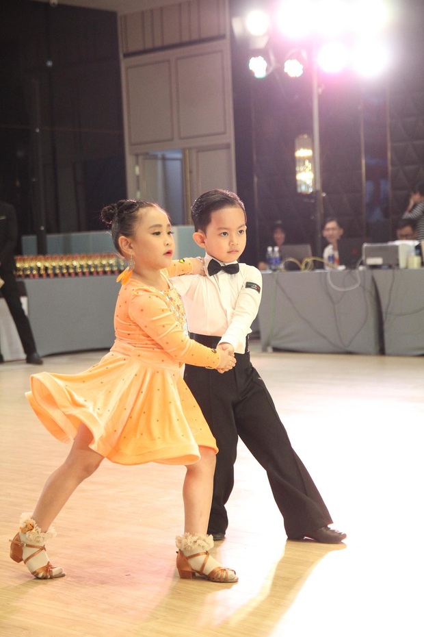 Mới 4 tuổi, con trai Khánh Thi - Phan Hiển đã xuất sắc giành 2 HCB dù lần đầu thi dance sport: Đúng là con nhà nòi! - Ảnh 4.