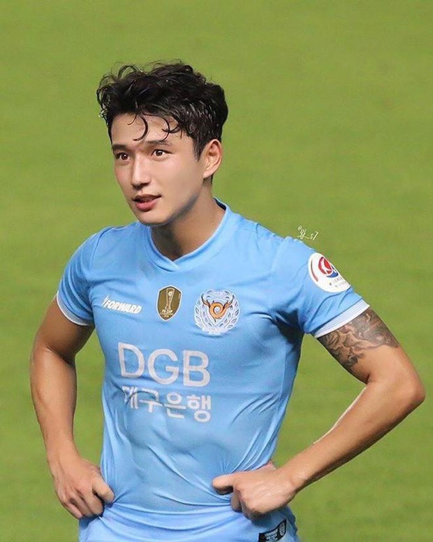 Fan nữ chú ý: Cầu thủ đẹp trai nhất Hàn Quốc sẽ tham dự giải U23 châu Á, nhìn qua hết hồn cứ tưởng là thầy Ngạn trong Mắt biếc - Ảnh 2.