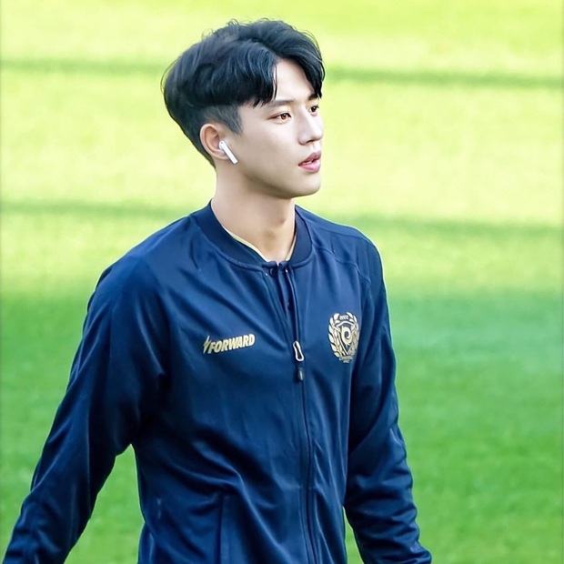 Fan nữ chú ý: Cầu thủ đẹp trai nhất Hàn Quốc sẽ tham dự giải U23 châu Á, nhìn qua hết hồn cứ tưởng là thầy Ngạn trong Mắt biếc - Ảnh 7.