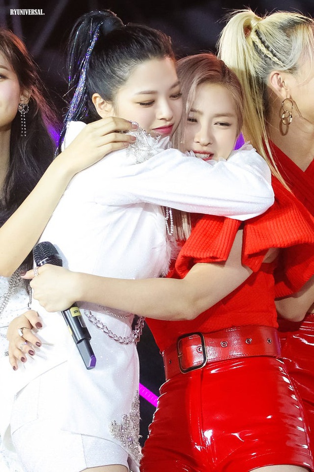 Hú hồn khoảnh khắc Nayeon (TWICE) suýt trượt ngã, ai ngờ được đàn em ITZY cứu trong tình huống ngàn cân treo sợi tóc - Ảnh 8.