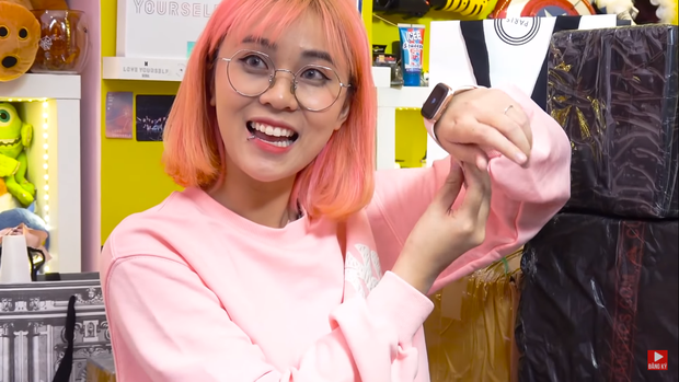 Sướng như Misthy: Vừa khoe được tặng đôi giày 20 triệu lại tiếp tục nhận từ fan hâm mộ 2 chiếc Apple Watch xịn sò! - Ảnh 4. Sướng như Misthy: Vừa khoe được tặng đôi giày 20 triệu lại tiếp tục nhận từ fan hâm mộ 2 chiếc Apple Watch xịn sò! - Ảnh 4.