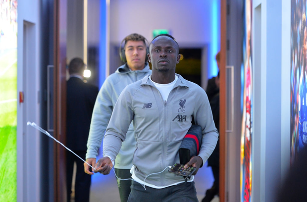 Simple like Sadio Mane, the most generous football star in the world: Salary of 12 billion per month still uses a phone with a broken screen, peeling stickers - Photo 2.