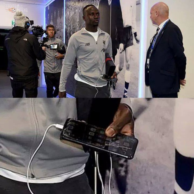 Simple like Sadio Mane, the most generous football star in the world: Salary of 12 billion per month still uses a phone with a broken screen, peeling stickers - Photo 1.