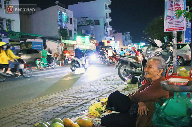 Cụ bà 90 tuổi bán trái cây trước cổng Vincom và câu chuyện ấm lòng của người Sài Gòn: Mua chẳng cần lựa, gặp cụ là dúi tiền cho thêm - Ảnh 11.