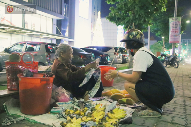 Cụ bà 90 tuổi bán trái cây trước cổng Vincom và câu chuyện ấm lòng của người Sài Gòn: Mua chẳng cần lựa, gặp cụ là dúi tiền cho thêm - Ảnh 5.