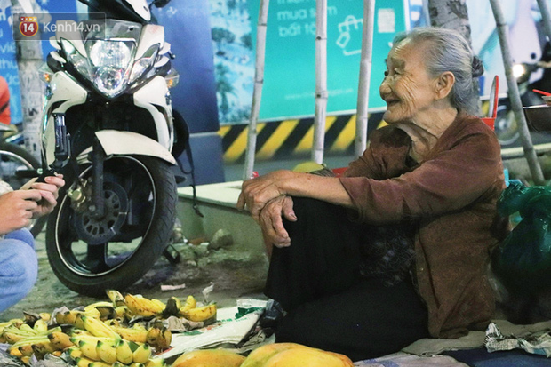 Cụ bà 90 tuổi bán trái cây trước cổng Vincom và câu chuyện ấm lòng của người Sài Gòn: Mua chẳng cần lựa, gặp cụ là dúi tiền cho thêm - Ảnh 3.